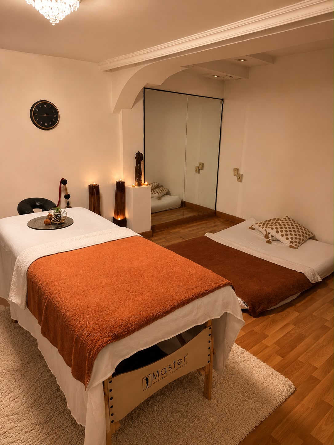Suite de masajes de lujo con iluminación tenue en Velvet Men Spa